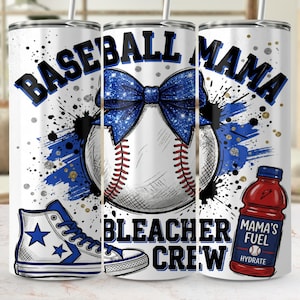 Puede incluir: Un vaso blanco con temática de béisbol. El diseño incluye una pelota de béisbol con un lazo azul brillante, una zapatilla alta azul y blanca y una botella de bebida deportiva. El texto incluye "Baseball Mama" y "Bleacher Crew."