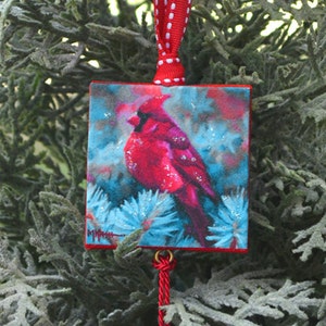 Adorno o imán CARDENAL ROJO / Adorno o imán de pájaro / Adorno o imán de lona en miniatura con pájaro rojo macho