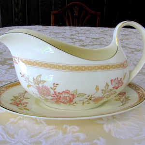 ROYAL DOULTON LISETTE Bone China Gravy Boat and Underplate - The Romance Collection - H5082 - Made In England