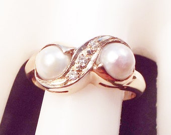 Lovely Vintage 1950s 14K YG Double Pearl Ring w/ Accent Diamonds - Size 7.5