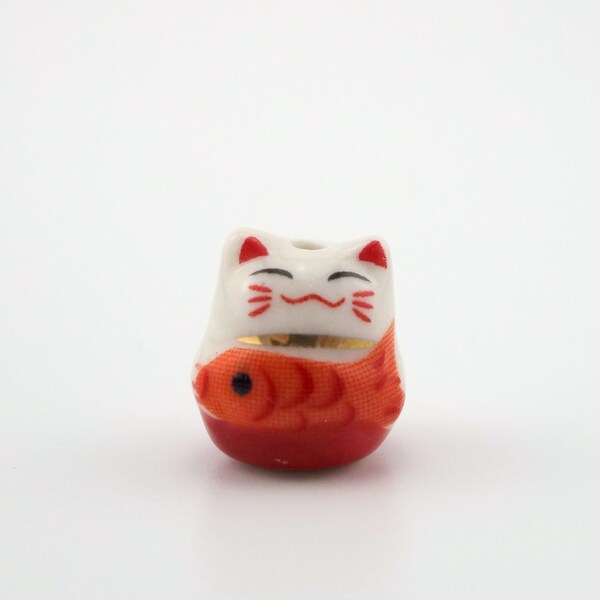 Japanischen Maneki Neko hält ein Koi Fisch Porzellan hand bemalte fokale Perlen - rot glückliche Katze - Glück - Katze winkt - Karpfen - 1 Stück