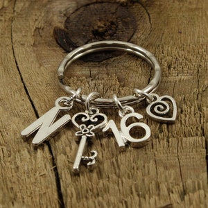 16 porte-clés, 16 porte-clés, seize porte-clés, cadeau personnalisé 16 ans, cadeau personnalisé 16 ans, breloque initiale, seizième anniversaire, cadeau 16e anniversaire