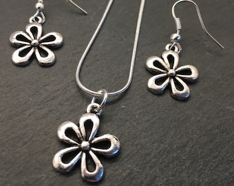 Zilveren bloemenketting en oorbellen, bloemenhanger ketting en oorbellen, zilveren ketting cadeauset, bloemenhanger ketting, cadeau