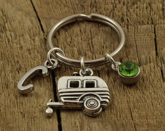 Wohnwagen Schlüsselanhänger, Wohnwagen Schlüsselanhänger, personalisiertes Wohnwagen Geschenk, Initial Charm, Geburtsstein Charm, Wohnwagen Enthusiast