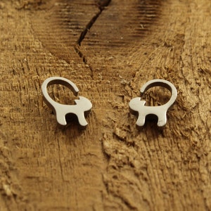 Tachuelas para gatos, pendientes para gatos, pendientes para gatos, tachuelas plateadas para gatos, tachuelas de acero inoxidable, regalo para gatos, abanico para gatos, joyas para gatos, amante de los gatos, gato plateado