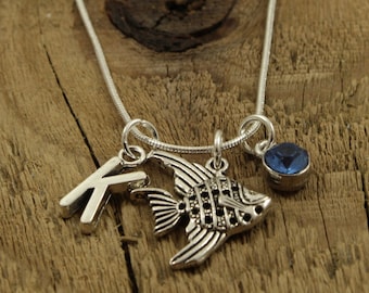 Angel vis ketting, zilveren vis ketting, engel vis charme, gepersonaliseerde ketting, initiële charme, geboortesteen, engel vis cadeau, vis fan