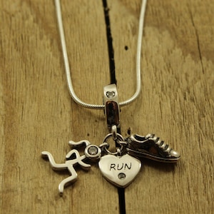 Collar de corredor, collar con colgante de corredor, regalo de corredor, fanático de correr, regalo de correr, dije de entrenador, amor por correr, collar de corredor de plata, regalo