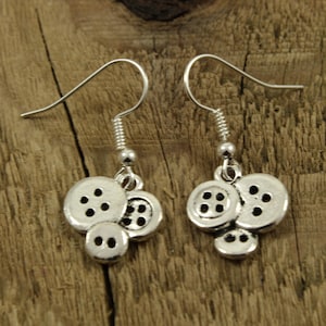 Knopf Ohrringe, Silber Knopf Ohrringe, Näherin Ohrringe, Knopf Schmuck, Knopf Geschenk, Näherin Geschenk, Näherin Geschenk, Knöpfe, Button