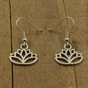 Silberne Lotus Ohrringe, Lotus Blume Ohrringe, Lotus Blume Charms, baumelnde Lotus Ohrringe, Blumenschmuck, baumelnde Blume Ohrringe, Lotus