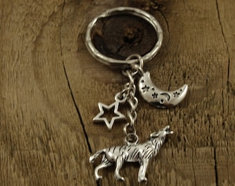 Wolf keyring, wolf keychain, silver wolf keychain, wolf fan keyring, wolf fan gift, wolf lover, moon keyring, moon keychain, howling wolf