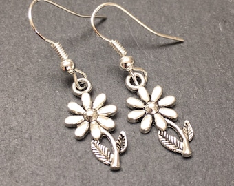 Silver flower earrings, dangly flower charm earring, silver daisy earring, silver flower charms, silver daisy drop earrings, flower earrings