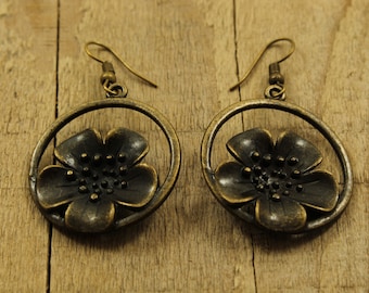 Boucles d’oreilles en fleurs de bronze, boucles d’oreilles en bronze, boucles d’oreilles de charme de fleur, boucles d’oreilles de fleurs pendantes, boucles d’oreilles de fleurs, fleurs pendantes, bronze, fleur, cadeau