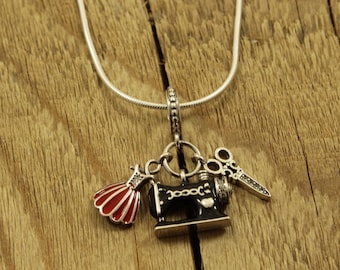 Naaiketting, naaimachinehangerketting, cadeau naaister, naaifan, naaimachinecadeau, schaarbedel, liefde naaien, naaister