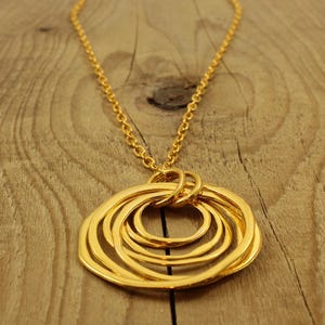 Guldfärgad halsband med flera cirklar, halsband med långa cirklar, cirkulärt hänge, lång kedja, tröjhalsband, cirkulärt hänge, guldcirklar, ringar