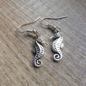 Zilveren zeepaardje oorbellen, zeepaardje sieraden, zeedieren oorbellen, zeeleven thema sieraden, zee leven oorbellen, leuke zeepaardje oorbellen