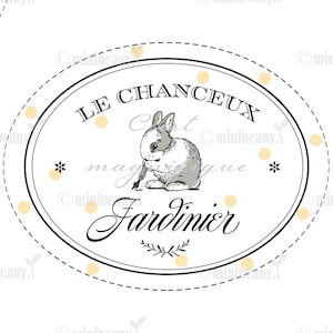 Könnte beinhalten: Eine Schwarzweißillustration eines Kaninchens mit einem Pinsel in der Pfote. Die Illustration befindet sich in einem Kreis mit dem Text "LE CHANCEUX Cat magique Fardinier" auf Französisch.