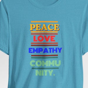 Camiseta "Paz, Amor, Empatía, Comunidad" / Camiseta tipográfica de justicia social con arcoíris