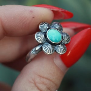 Anello in argento sterling con fiore piccolo stampato turchese blu, misura 8