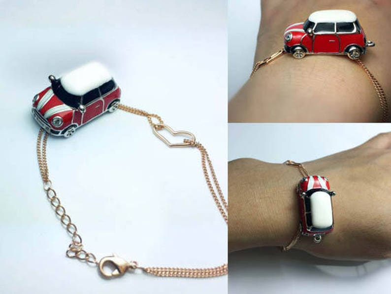 Puede incluir: Un brazalete de cadena dorada con un dije de mini coche rojo y blanco. El dije est&aacute; unido a una cadena doble con un conector en forma de coraz&oacute;n.