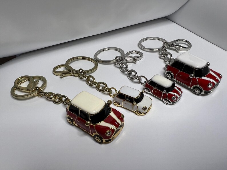Puede incluir: Cuatro llaveros con coches Mini Cooper en miniatura de color rojo y blanco. Cada llavero tiene un estilo de cadena y anillo de metal diferente.