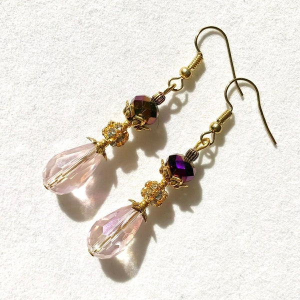 Boucles oreilles dorées roses et violettes, style baroque