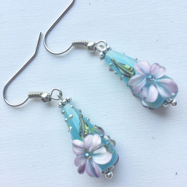 Boucles oreilles perle fleurie filée au chalumeau, forme goutte bleue ciel