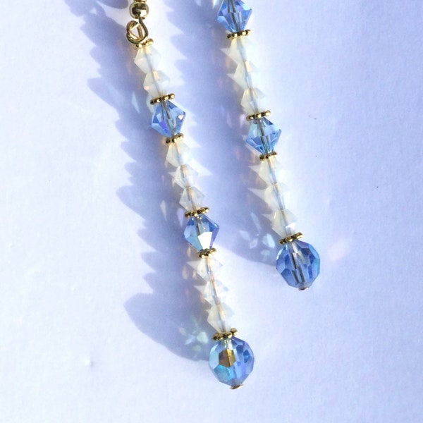 Boucles d oreilles raffinées dorées, cristaux Swarovski Aquamarine, white albaster