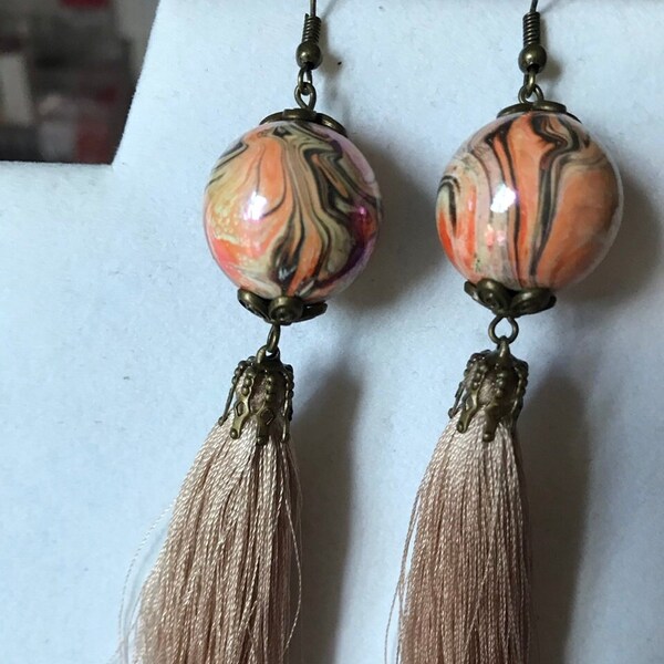 Boucles oreilles beige rosé , pompon satin beige, perle résine , crochet et intercalaires bronzes