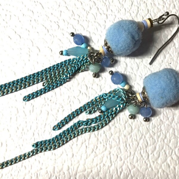 Boucles d’oreilles bleues ciel, pompon bleu, cristaux Swarovski et chaînettes