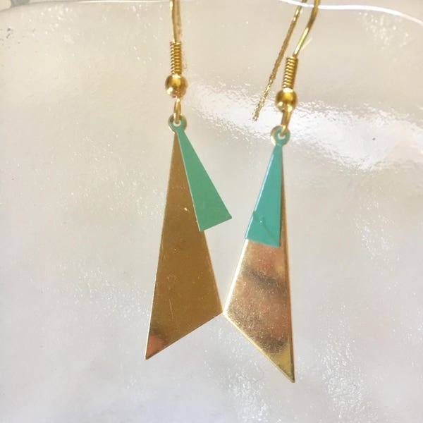 Boucles oreilles graphique triangle dorée, Petite breloque email turquoise