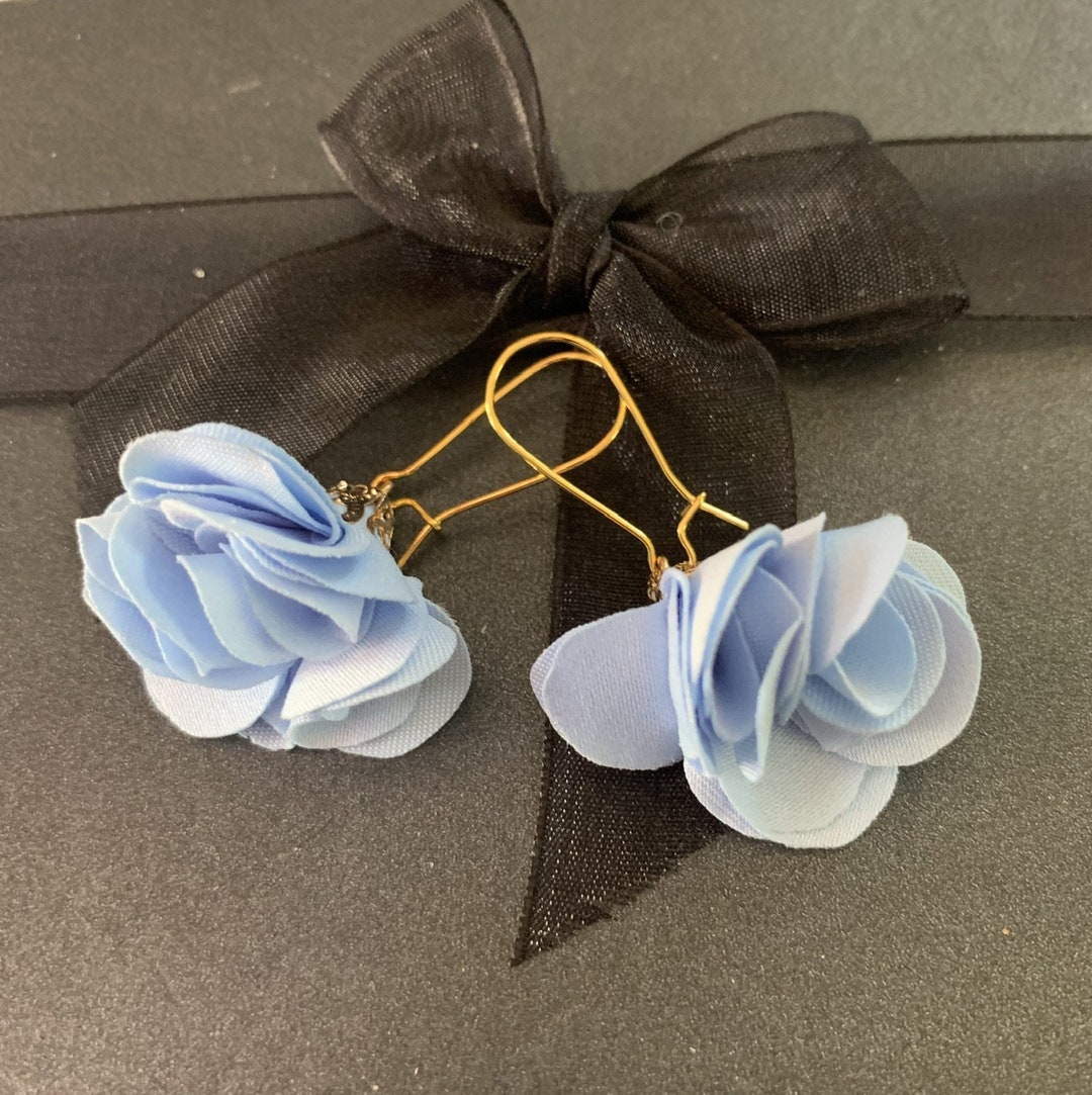 Boucles D'oreilles Pendantes Artisanales – Pompons Bleu Roi Et Crochets Dorés