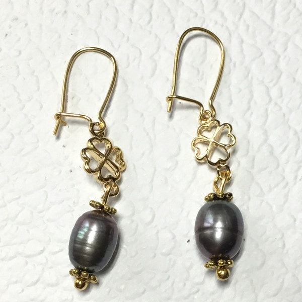 Boucles oreilles or et perles d’eau douces noires irisées