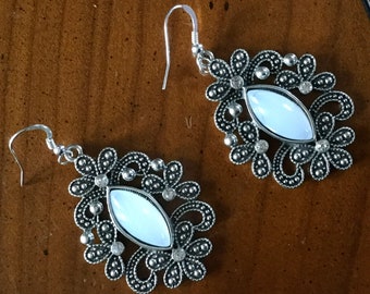 Boucles oreilles de style baroque argentée, cabochon blanc