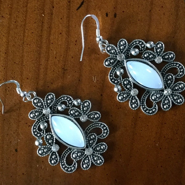 Boucles oreilles de style baroque argentée, cabochon blanc