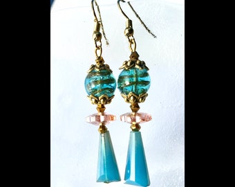 Boucles oreilles bleues turquoises et or, perles chalumeau et verre facetté