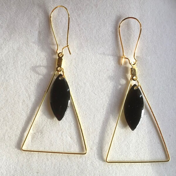 Boucles oreilles triangulaires dorées et sequins navettes noirs