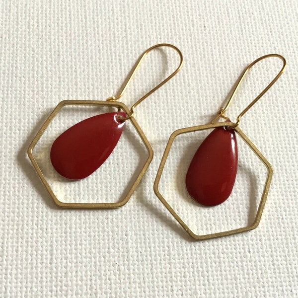 Boucles oreilles géométriques dorées et sequins émaillés rouge