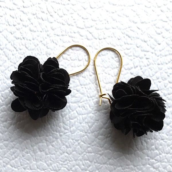 Boucles oreilles dorées  - petit pompon boule satin noir