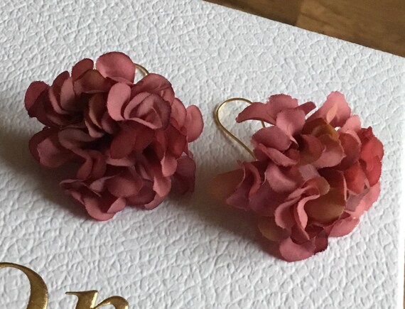 Boucles Oreilles Dorees Petit Pompon Fleur Bois De Rose Etsy