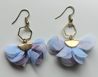 Boucles oreilles dorées- petit pompon éventail bleu et rose