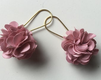 Boucles oreilles dorées et Roses - petit pompon satin bois de rose