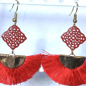 Gold earrings, red satin eventail, red enamel connector