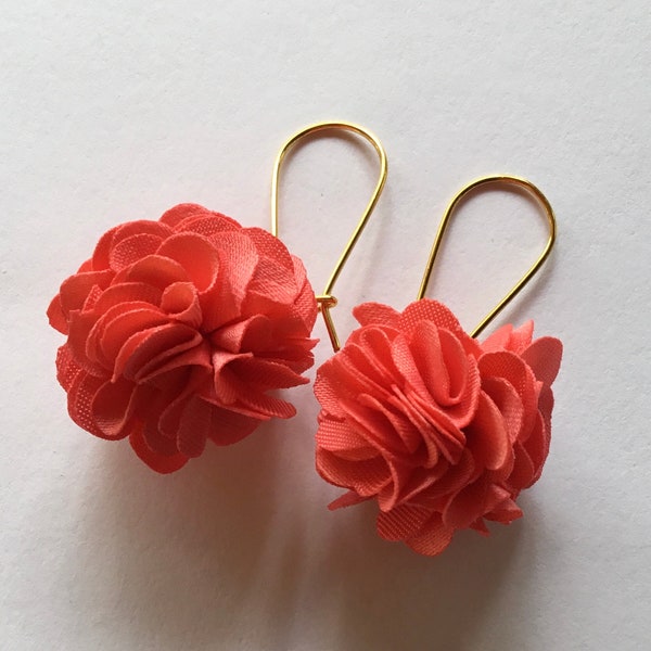 Boucles oreilles dorées  et corail clair - petit pompon rond