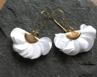 Boucles oreilles dorées- petit pompon éventail blanc