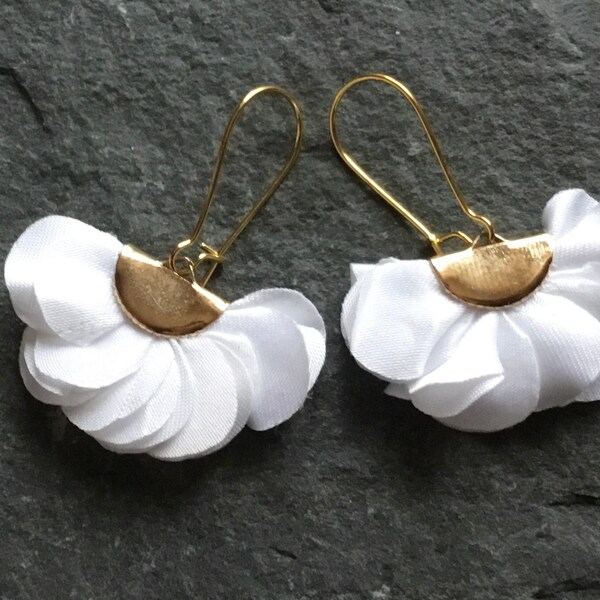 Boucles oreilles dorées- petit pompon éventail blanc