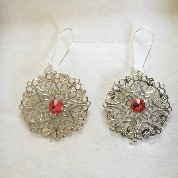 Fines boucles oreilles estampes argentées filigranées strass Swarovski rouge