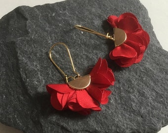 Boucles oreilles dorées -  petit pompon éventail rouge vif