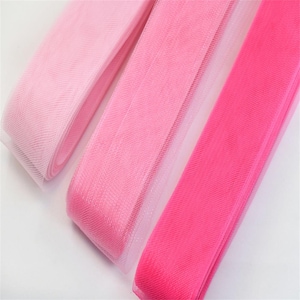 Puede incluir: Tres rollos de cinta de tul rosa. La cinta está en tonos rosa claro, rosa medio y rosa intenso.