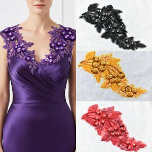 Puede incluir: Una taza de cerámica blanca con un asa negra y el texto "But First, Coffee" en negro, con una fuente de estilo manuscrito. La taza está sobre una superficie blanca.