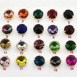 Puede incluir: Veinte piedras de cristal redondas surtidas con engastes dorados. Las piedras de cristal son de varios colores, incluyendo rosa, rojo, verde, azul, negro y transparente.
